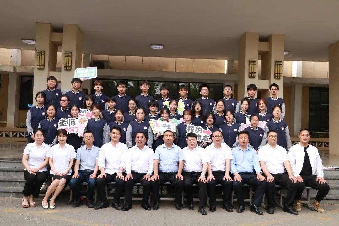 青春有梦 勇敢前行丨郑州西斯达城市森林学校高中部召开2022年高考动员大会暨签名仪式